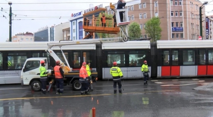 Tramvay hattında elektrik teli koptu!