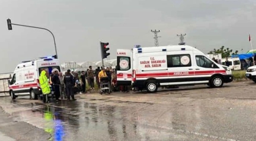 Tarım işçilerini taşıyan minibüs devrildi: Yaralılar var