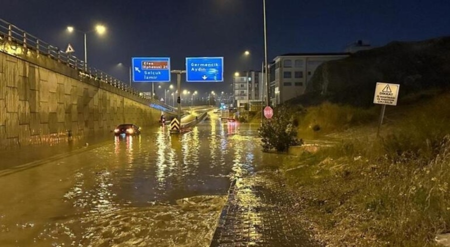 Kuşadası'nı sağanak yağış yolları göle çevirdi