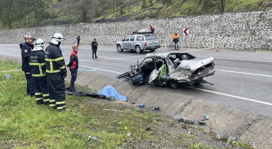 Otomobil istinat duvarına çarptı: Ölüler var