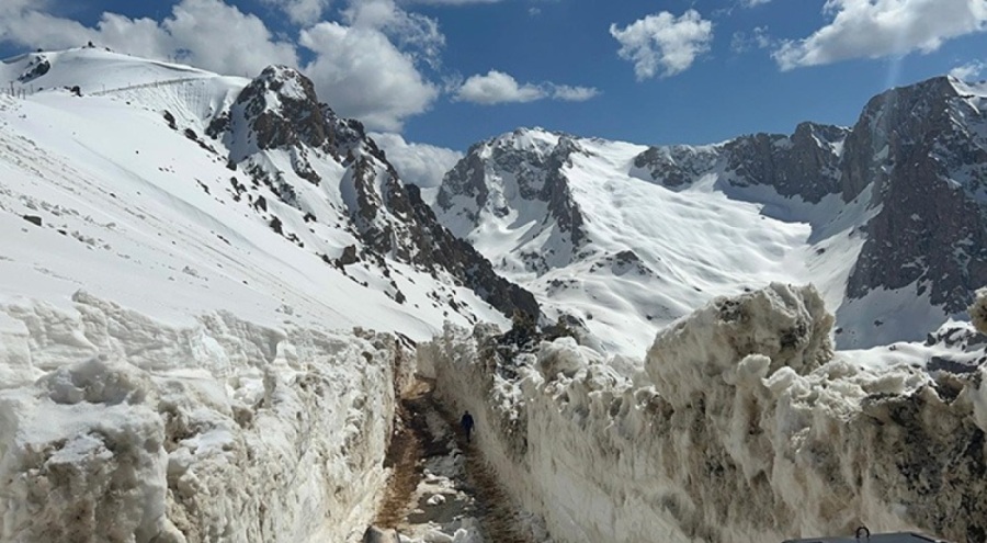 Hakkari'de ekipler metrelerce karla mücadele ediyor
