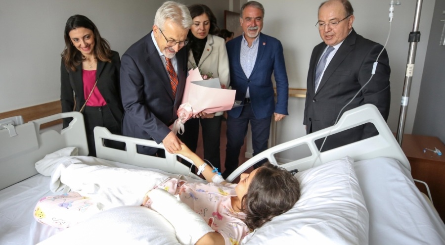 Bursa Nilüfer  Belediye Başkanı kazazede öğrencileri ziyaret etti