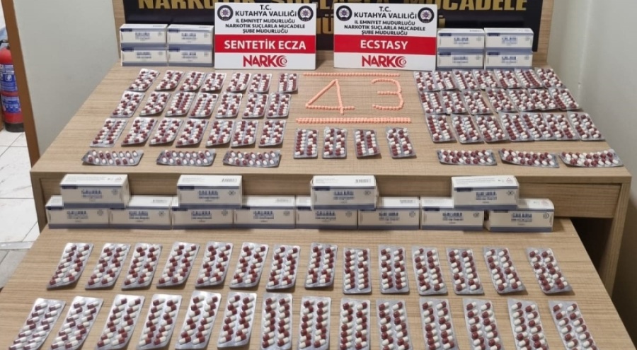 Otomobilin motoru ve lastiğinden 1316 uyuşturucu hap çıktı