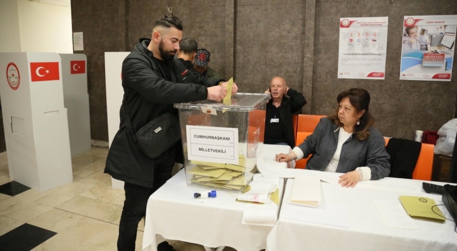 Antalya Havalimanı'nda ilk oylar kullanıldı