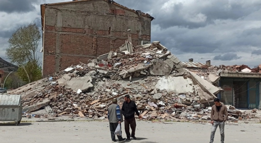 Elbistan'da ağır hasarlı bina çöktü