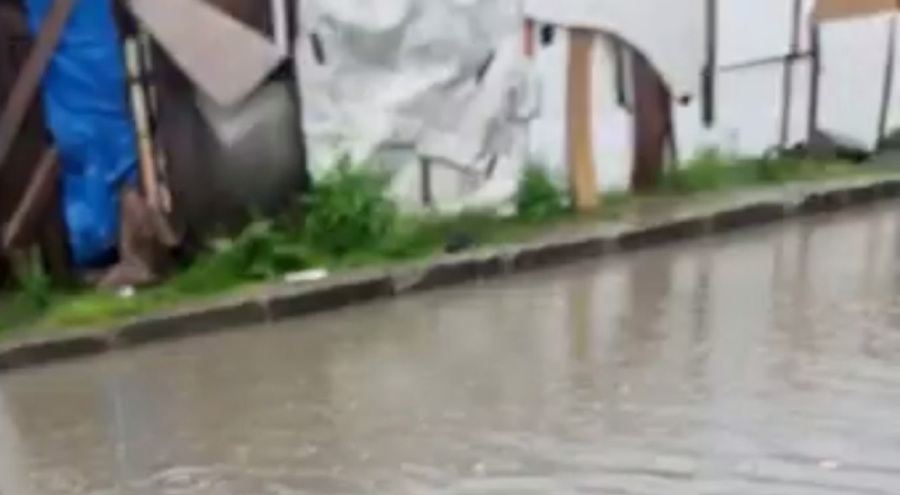 İstanbul'da yağmurun ardından gecekonduyu su bastı