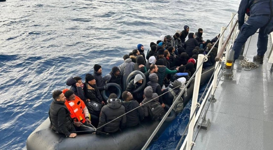 Ayvalık açıklarında 55 düzensiz göçmen kurtarıldı