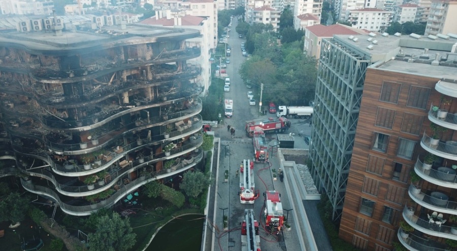 İzmir'de lüks sitede korkutan yangın! Sitede evi olan Tatlıses'ten açıklama