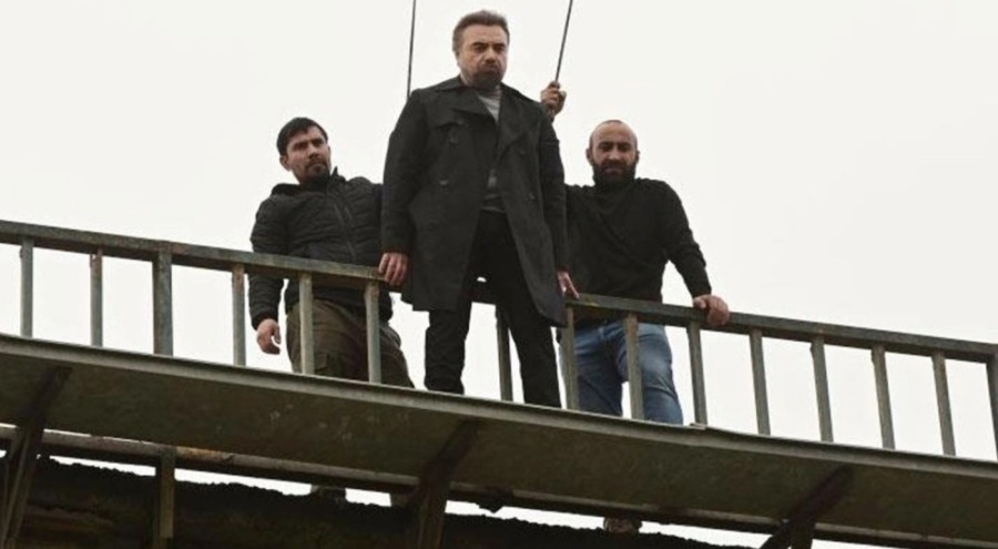 Oktay Kaynarca, dublör kullanmadan 30 metreden atladı