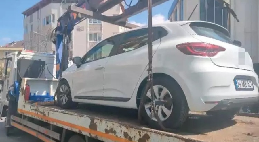İstanbul'da iki genç kiralık otomobilde ölü bulundu