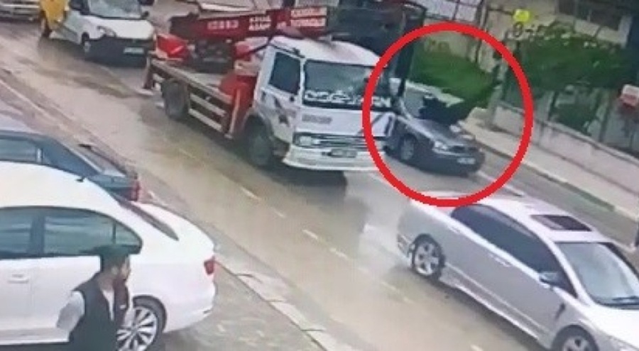 Bursa'da otomobilin çarptığı yaya metrelerce sürüklendi