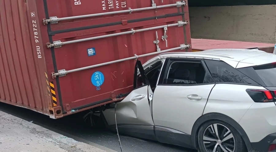 Tırın dorsesi Anadolu Efes'te oynayan Dunston'ın aracının üzerine devrildi