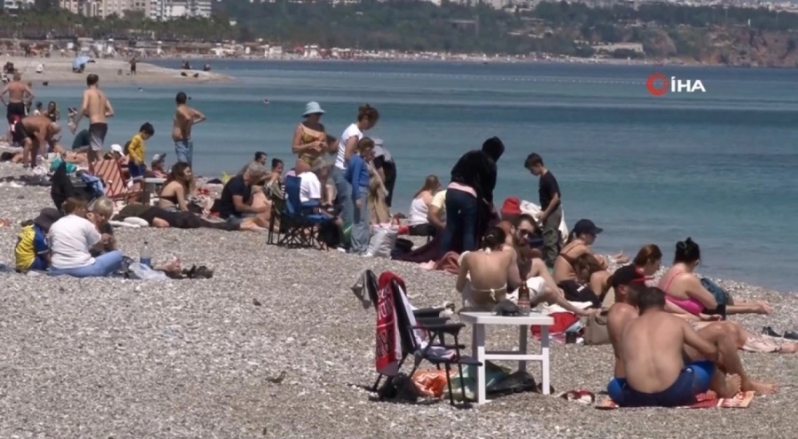 Antalya'da deniz sezonu başladı: Plajlar doldu taştı