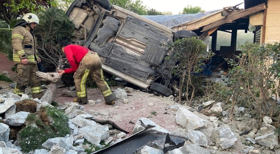 İstanbul'da araç kafenin bahçesine uçtu