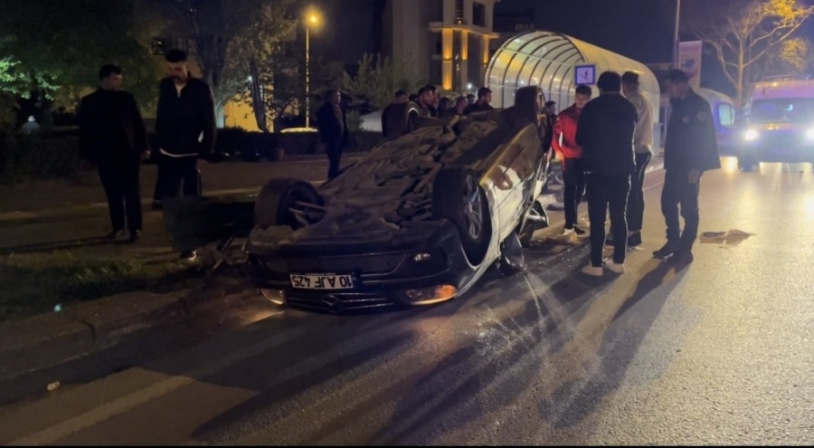 Bursa'da çekicinin paletlerine çarpan otomobil takla attı: 2 yaralı
