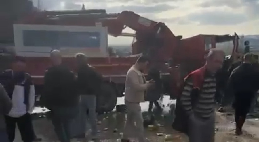 Bursa'da kamyonla vinç birbirine girdi! Şehirlerarası yol saatlerce trafiğe kapandı