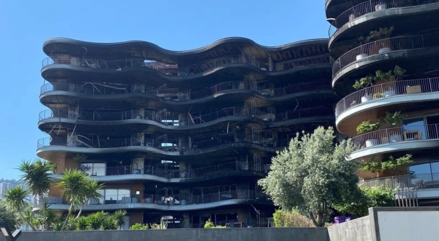 İzmir'de küle dönen sitede hasar tespit çalışmaları başlıyor