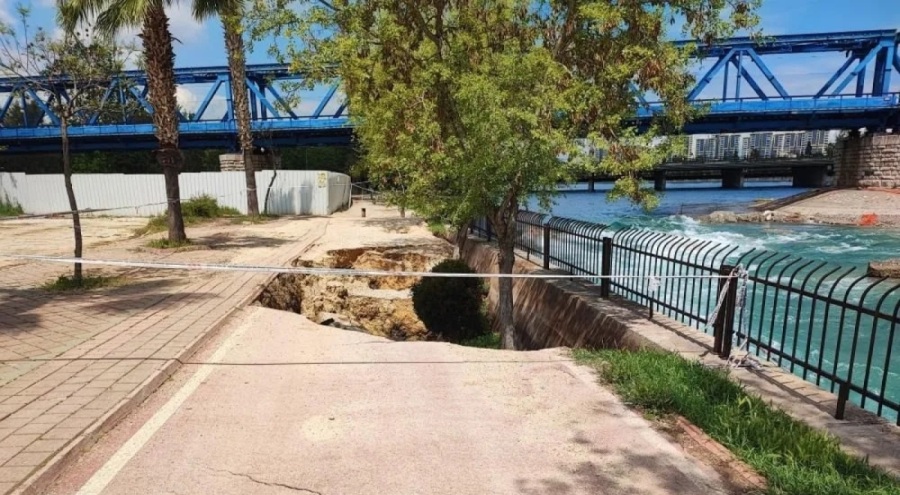 Sağanak yağışlar sebebiyle yol çöktü