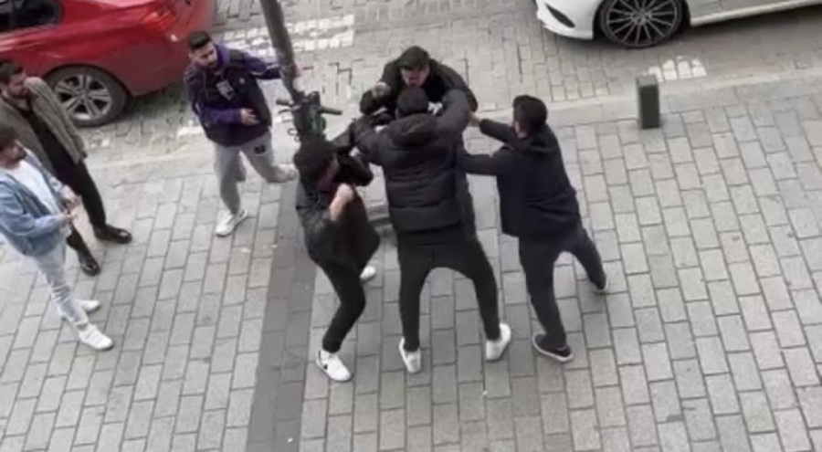 Sosyal medya fenomeninden tekmeli yumruklu kavga