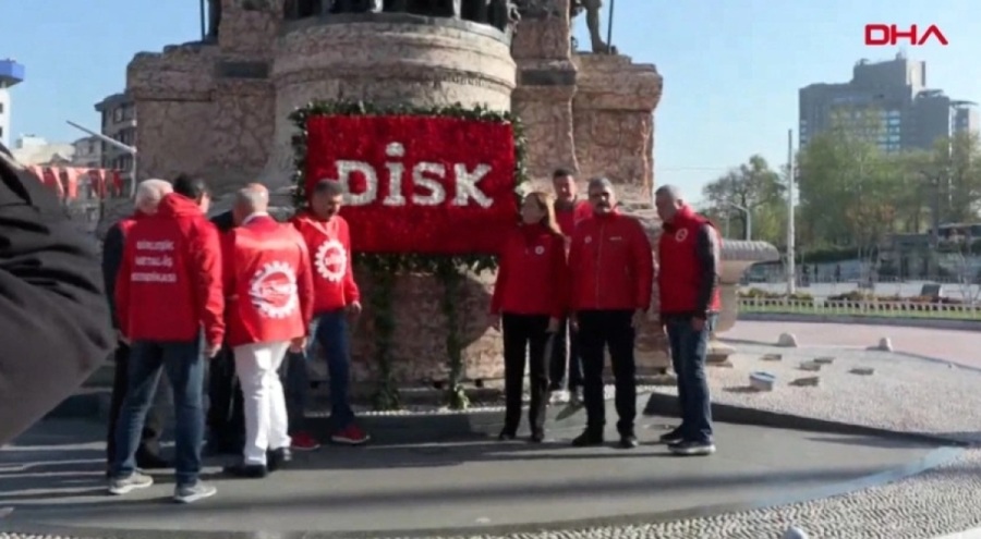 Devrimci İşçi Sendikaları Konfederasyonu Taksim'e çelenk bıraktı