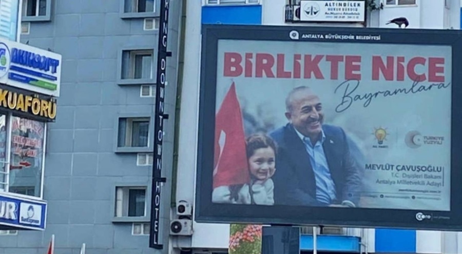Bakan Çavuşoğlu'nun seçim kanununu ihlal eden afişi, kaldırıldı