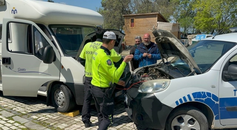 Bursa'da İtalyan turistlerin imdadına trafik polisleri yetişti