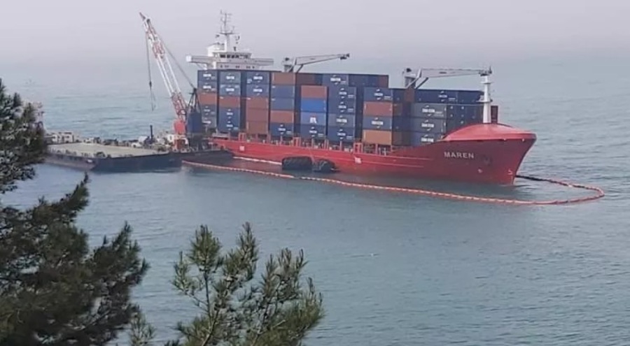 Kastamonu'da karaya oturan geminin yan yatmaya başladığı görüldü