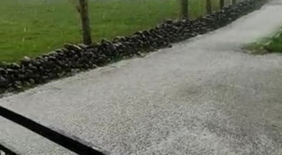 Bitlis'te ceviz büyüklüğünde dolu yağdı