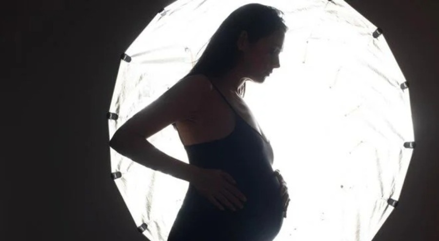 Funda Eryiğit, hamilelik pozları verdi