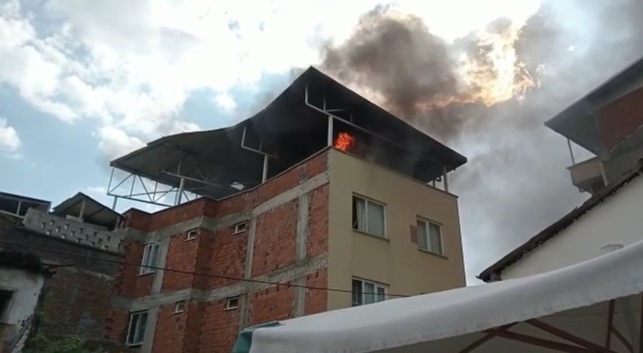 Bursa'da tarihi Abdal Simit Fırını yakınlarında yangın!