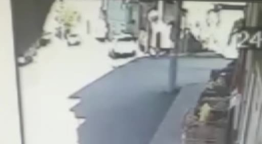 Bursa'da otomobilin çarptığı motosikletli savruldu