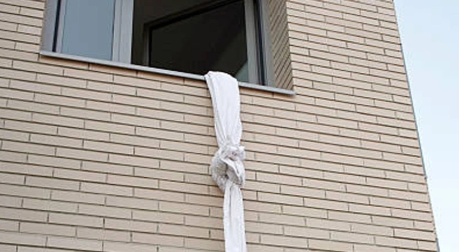 Yurttan kaçarken sarkıttığı çarşaf kopunca yere düştü