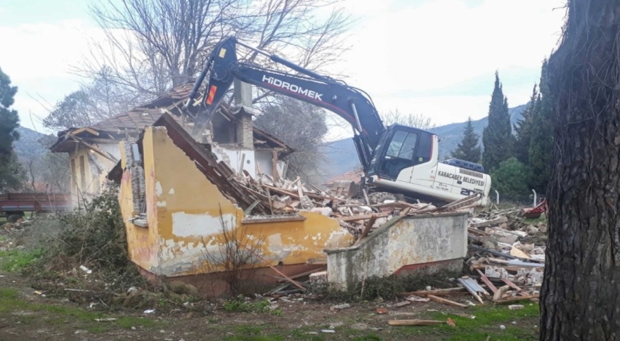 Bursa Karacabey'de metruk binalar tek tek yıkılıyor