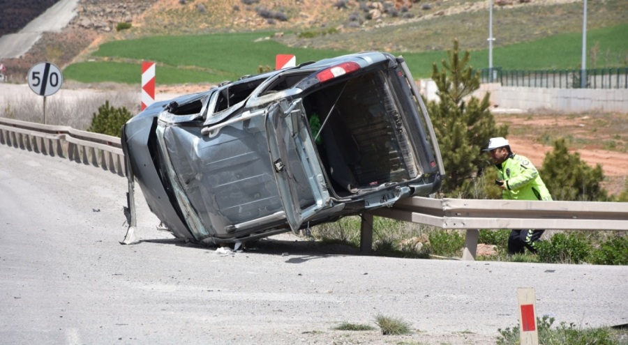 TIR ile hafif ticari araç çarpıştı