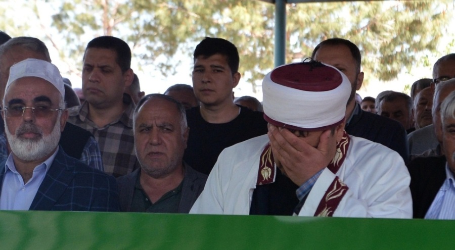Adana'da imam annesinin ve kız kardeşinin cenaze namazını gözyaşlarıyla kıldırdı