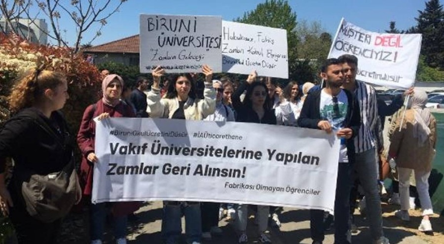 Biruni Üniversitesi öğrencileri eğitim ücretlerine yapılan zammı protesto etti