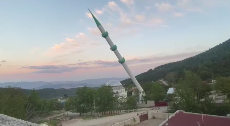 Depremde hasar gören minare yıkıldı