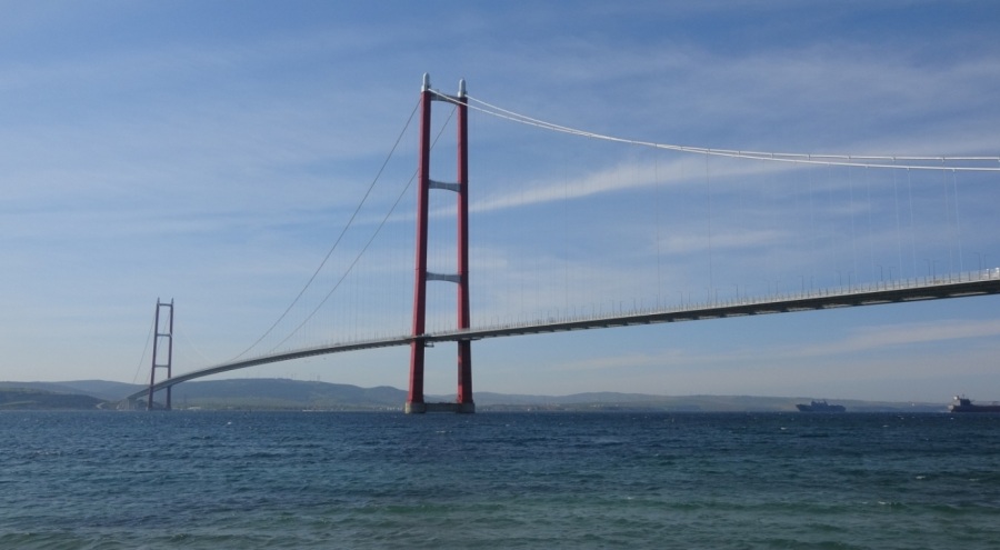 'TCG Anadolu' 1915 Çanakkale Köprüsü altından geçti