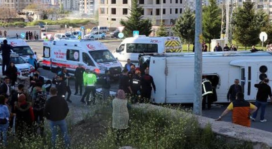 Kayseri'de TIR ile işçi servisi çarpıştı: 33 kişi yaralandı