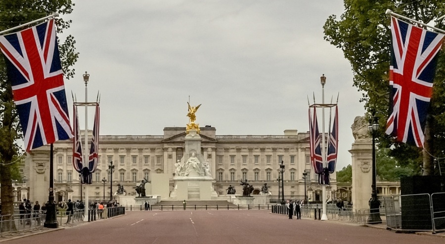 Buckingham Sarayı önünde panik