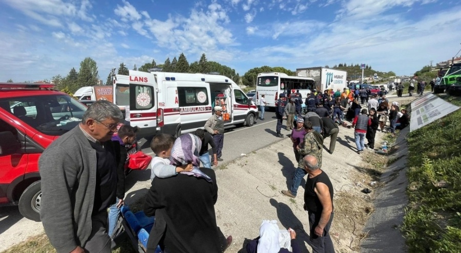 Muğla'da midibüsün kamyona çarptı: 4'ü ağır 34 kişi yaralandı