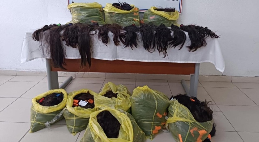 Ağrı'da minibüste 397 bağ insan saçı ele geçirildi