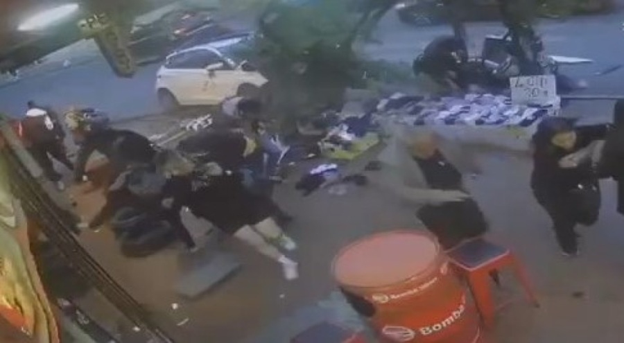 İstanbul'da otomobil yayaların arasına daldı: 3 yaralı