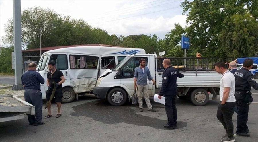 Öğrenci servisi ile kamyonet çarpıştı