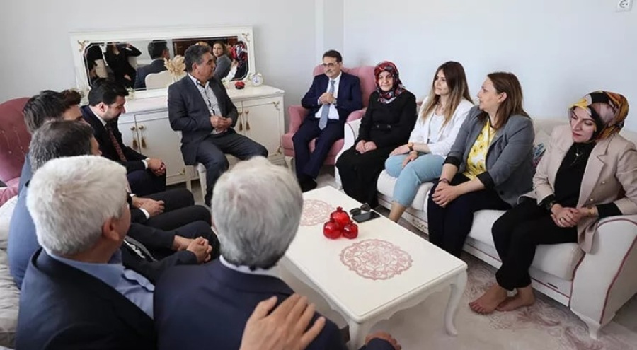Bakan Dönmez, Eskişehir'de ilk kez evlerine doğal gaz bağlanan aileleri ziyaret etti