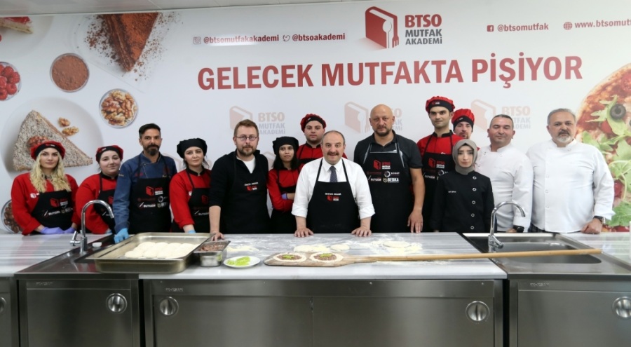 Bakan Varank Bursa'da cantık pidesi ve süt helvası yaptı