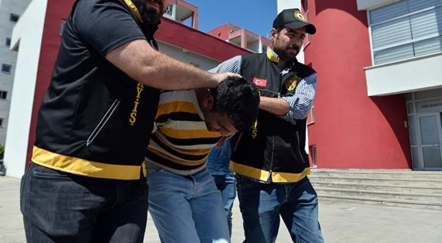 Ailesini boğazını keserek katletti, fotoğraflarını çekip sosyal medyadan paylaştı!