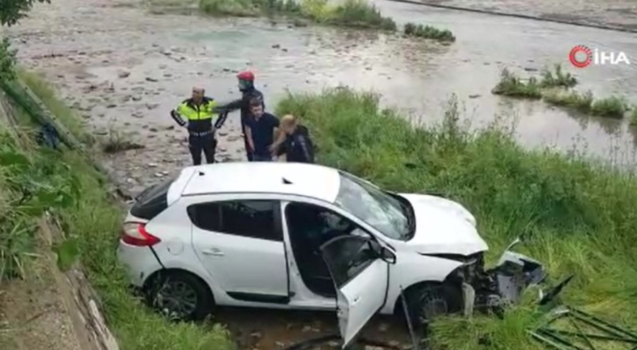 Bursa'da öğretmen, direksiyon hakimiyetini kaybetti aracıyla dereye uçtu