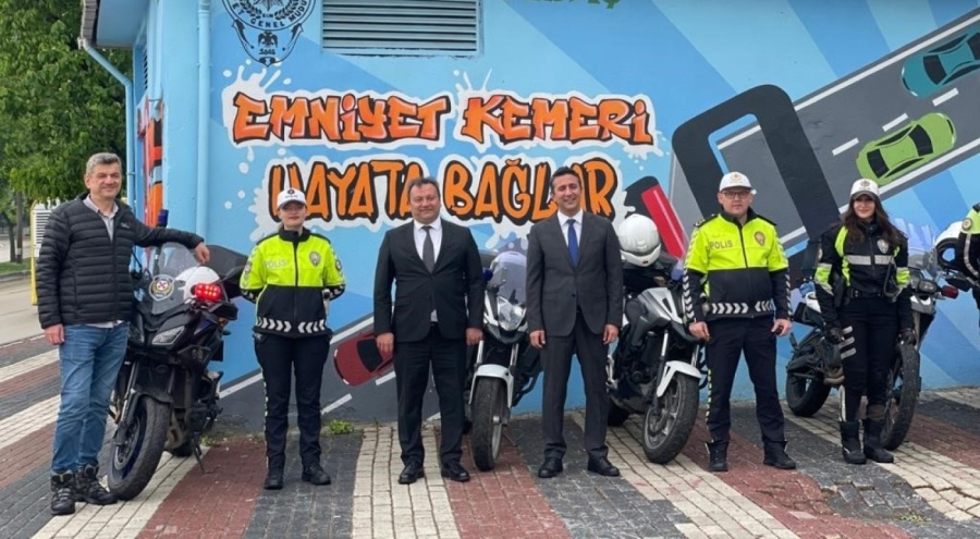 UEDAŞ'ın renklendirdiği 66. trafodan, emniyet kemeri uyarısı