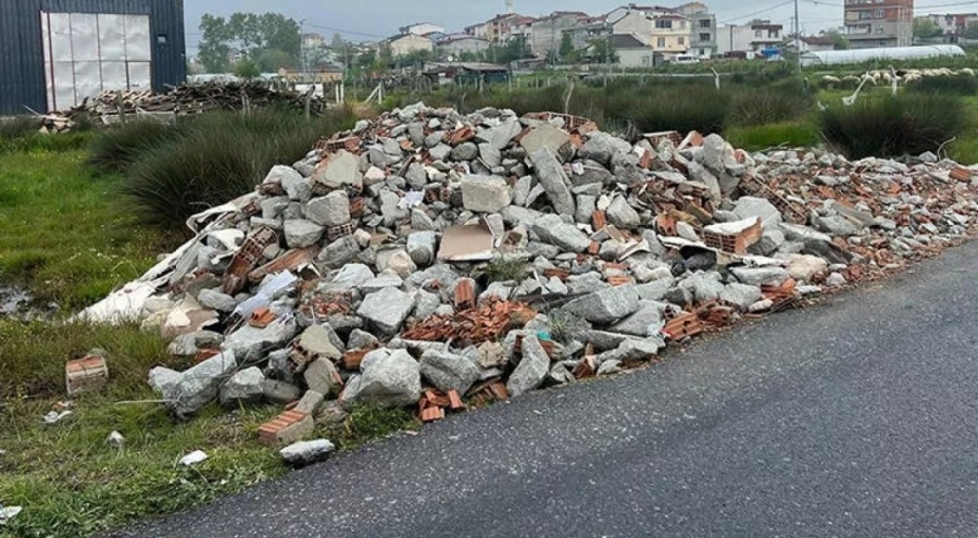 Yol kenarına döküm yapan hafriyat kamyonu sürücüsü yakalandı